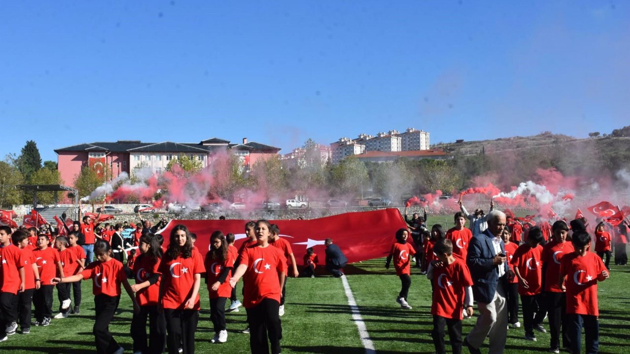 Sındırgı'da depremin ardından evlerine girmeye çekinenler, çadırlarda kalıyor