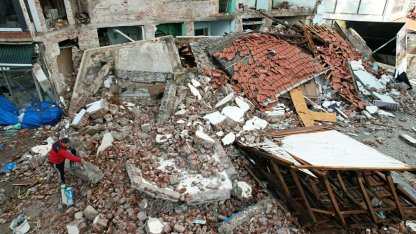 Sındırgı'da depremin ardından evlerine girmeye çekinenler, çadırlarda kalıyor/Ek fotoğraflar