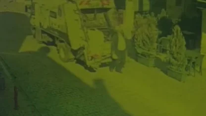 Şoförünün geri manevra yaptığı kamyon yayaya çarptı; kaza kamerada