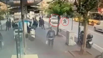 Sürücüsünün yayaya çarpmamak için manevra yaptığı otomobil kaldırıma çıktı; o anlar kamerada / Ek fotoğraflar