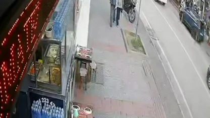 Sürücüsünün yayaya çarpmamak için manevra yaptığı otomobil kaldırıma çıktı; o anlar kamerada