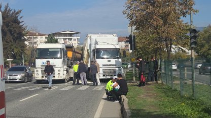 TIR, kırmızı ışıkta bekleyen otomobile çarptı; 5 yaralı