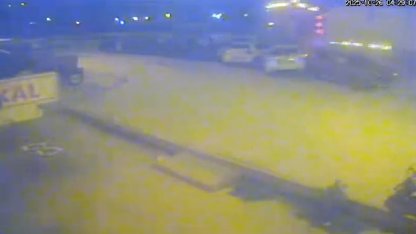 TIR, park halindeki 4 otomobil ile 4 traktöre çarptı; kaza kamerada