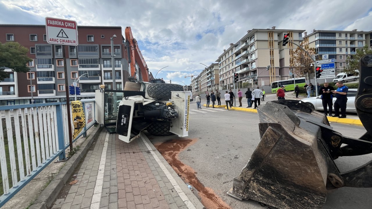 TIR’ın üzerindeki asfalt silindiri devrildi: 1 yaralı
