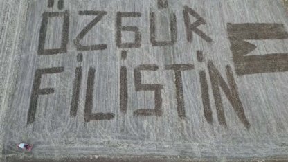 Traktör ile tarlalarına 'Özgür Filistin' yazdılar