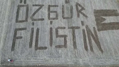 Traktör ile tarlalarına 'Özgür Filistin' yazdılar