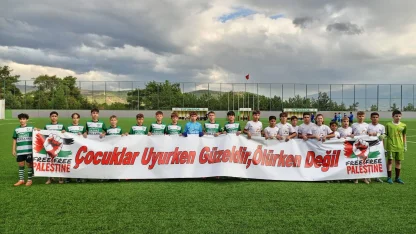 U14 futbolcularından anlamlı pankart