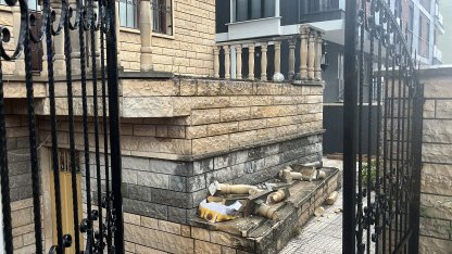 Üzerine beton korkuluk düşen çocuk yaralandı