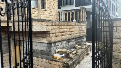 Üzerine beton korkuluk düşen çocuk yaralandı