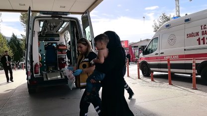 Üzerine kaynar su dolu çaydanlık devrilen 2 yaşındaki Eyüpcan yaralandı