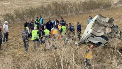 Virajı alamayan çöp kamyonu tarlaya uçtu, 3 yaralı