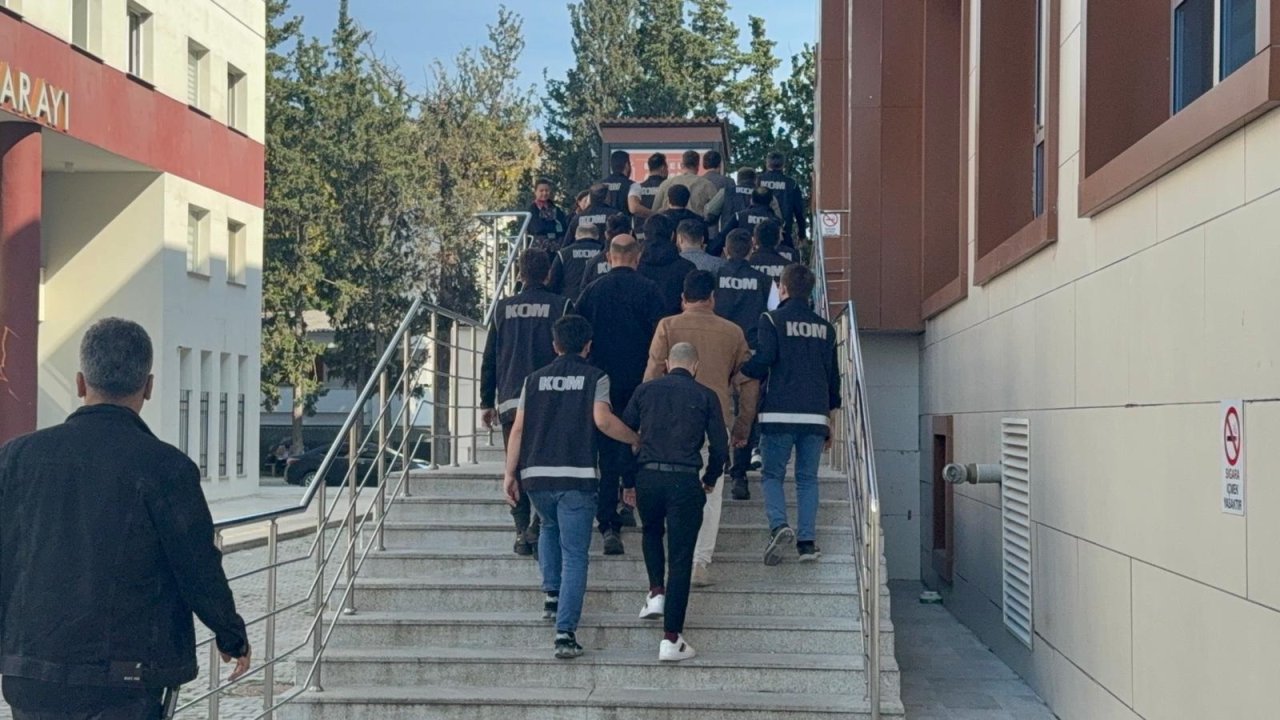 Yalova İl Göç İdaresi Müdürlüğü’ne &#039;rüşvet&#039; operasyonunda 9 şüpheli adliyede