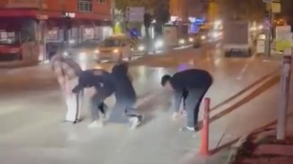 Yaya geçidinden ‘birdirbir’ oynayarak geçtiler