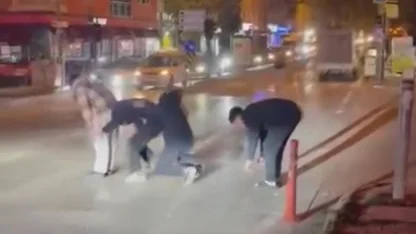 Yaya geçidinden ‘birdirbir’ oynayarak geçtiler