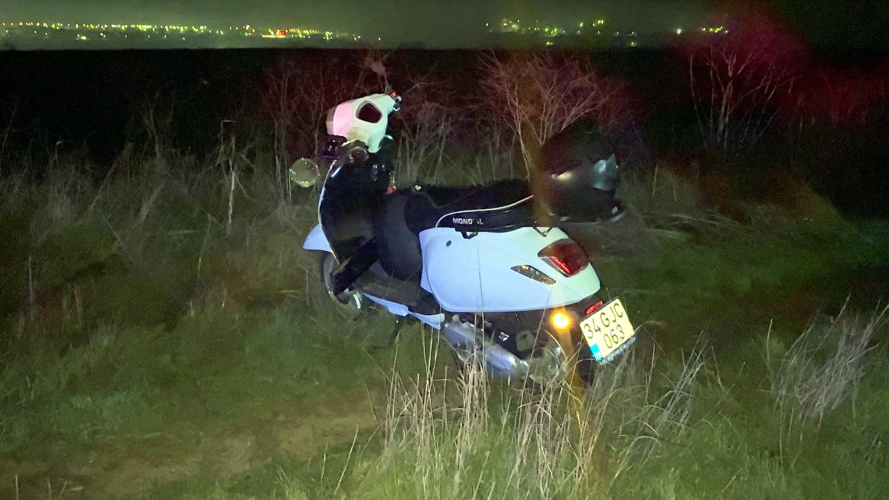 Yol kenarına savrulan motosikletin alkollü sürücüsü yaralandı