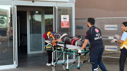 Yük indirirken, kamyon kasasından düşüp yaralandı