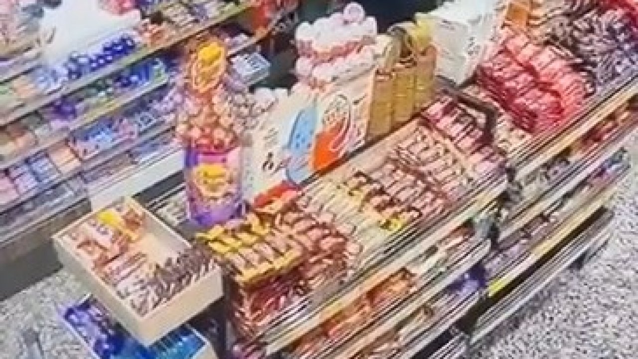 Akaryakıt istasyonu çalışanına kafa atıp, yumrukladı; o anlar kamerada