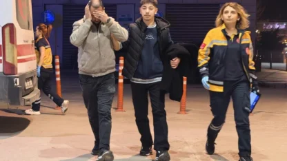 Alkol aldıktan sonra taşların üzerine düştü, sağ kulağı koptu