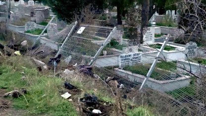 Alkollü sürücünün kullandığı otomobil, mezarlığa girdi