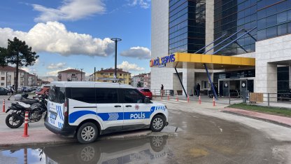 Aranan şüpheli, polise bıçakla direnince vurularak etkisiz hale getirildi