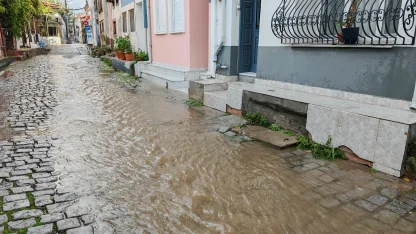 Ayvalık'ta sağanak yağmur cadde ve sokakları göle çevirdi