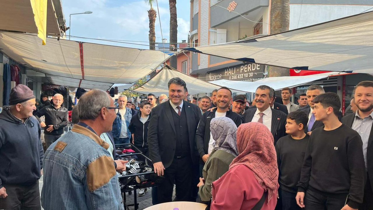 Bakan Tekin esnafı ziyaret etti, vatandaşlarla sohbet etti