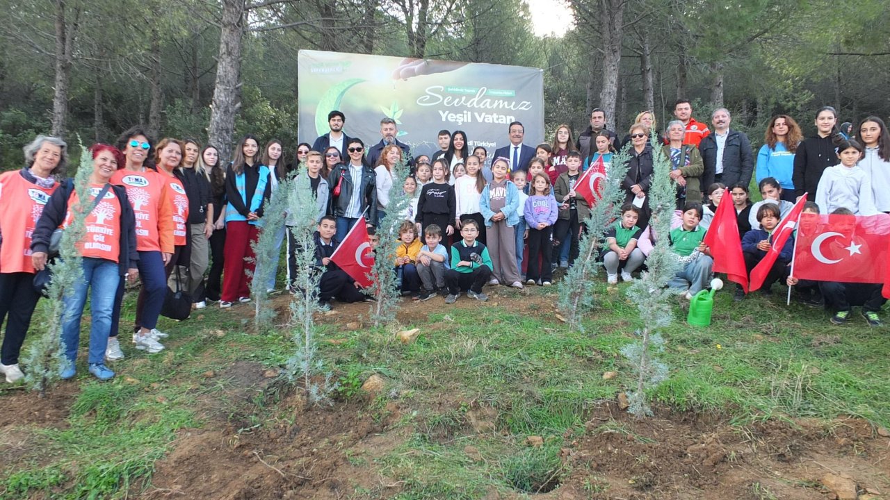 Balıkesir&#039;de öğrencilerden fidan dikme etkinliği