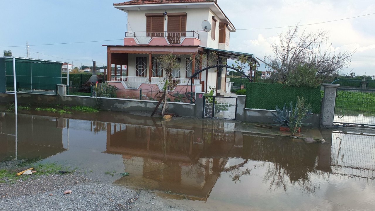 Balıkesir’de sağanak yağmur etkili oldu; yollar göle döndü, yazlıkları su bastı