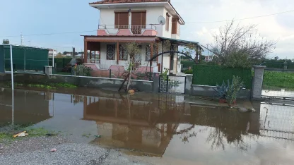 Balıkesir’de sağanak yağmur etkili oldu; yollar göle döndü, yazlıkları su bastı