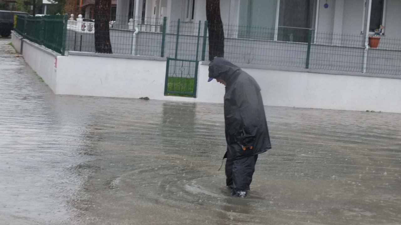 Balıkesir&#039;de sağanak; yollar göle döndü, evler su bastı