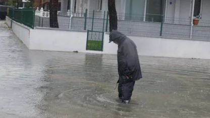 Balıkesir'de sağanak; yollar göle döndü, evler su bastı