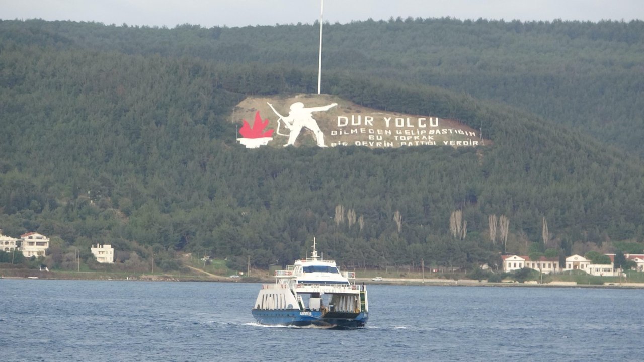 Bozcaada ve Gökçeada feribot seferlerine &#039;fırtına&#039; engeli