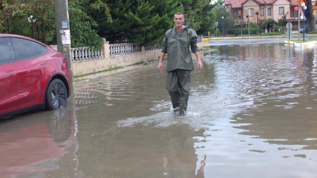 Burhaniye&#039;de sağanak; yollar göle döndü, evlerin bodrum katlarını su bastı