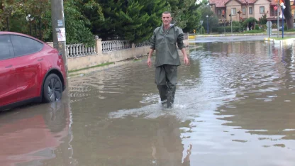 Burhaniye'de sağanak; yollar göle döndü, evlerin bodrum katlarını su bastı