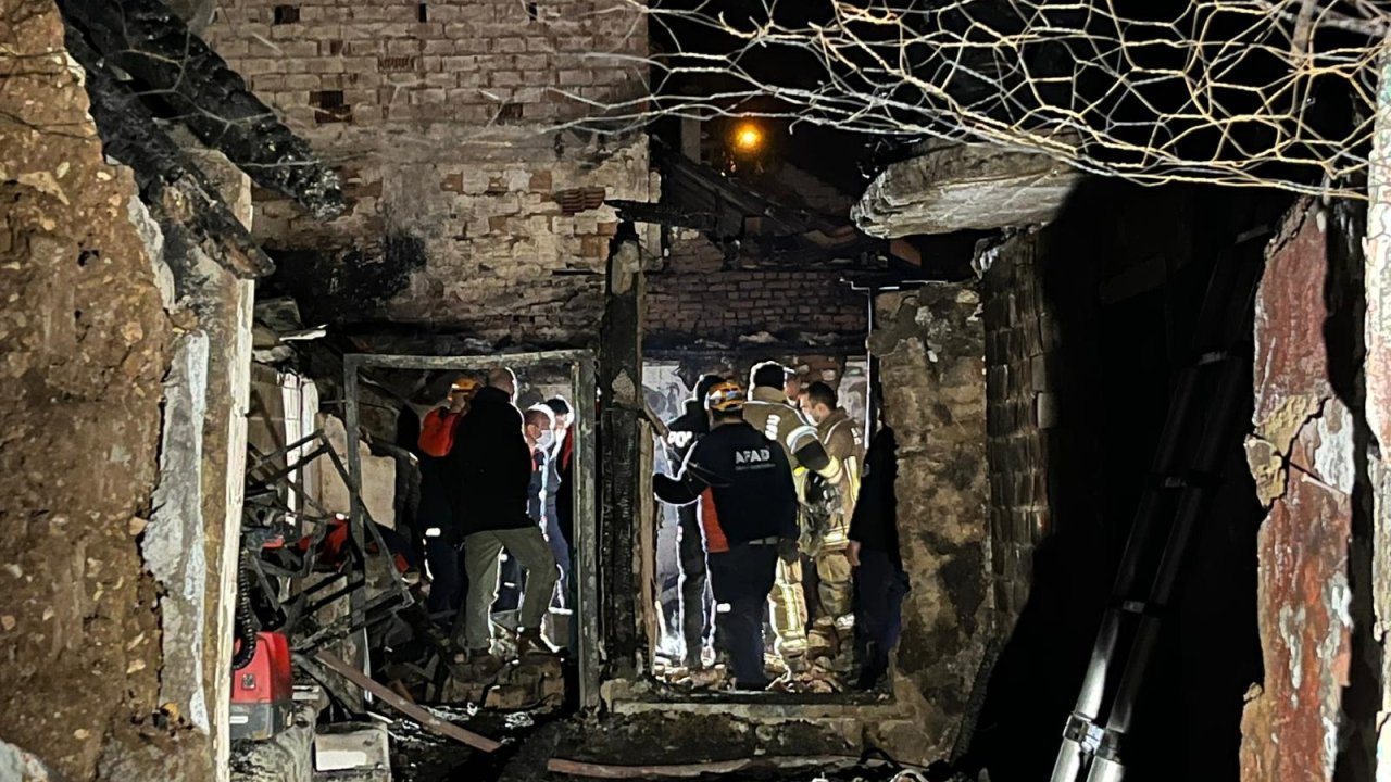 Bursa&#039;da 2 katlı binada çıkan yangın 3 eve daha sıçradı, 1 ölü; alevler dronla görüntülendi