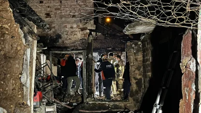 Bursa'da 2 katlı binada çıkan yangın 3 eve daha sıçradı, 1 ölü; alevler dronla görüntülendi