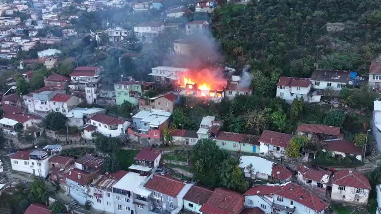 Bursa&#039;da 2 katlı binadaki yangın 3 eve daha sıçradı; alevler dronla görüntülendi