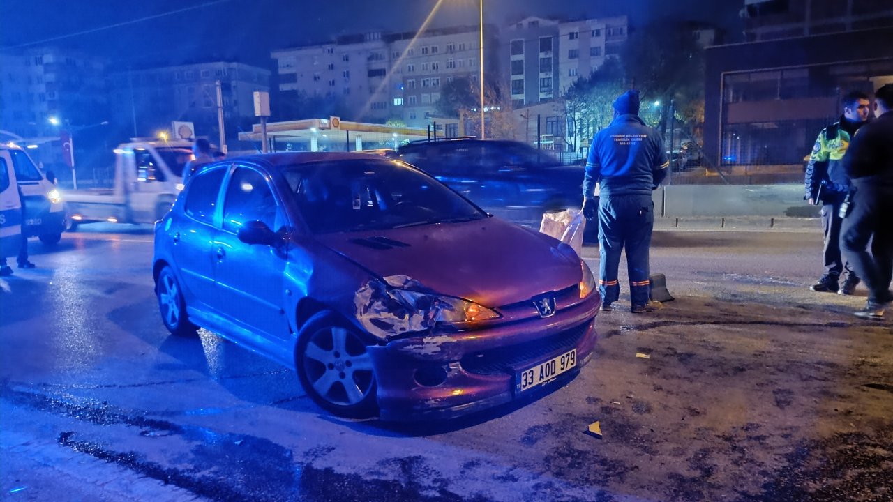 Bursa'da 3 aracın karıştığı zincirleme trafik kazası: 2 yaralı