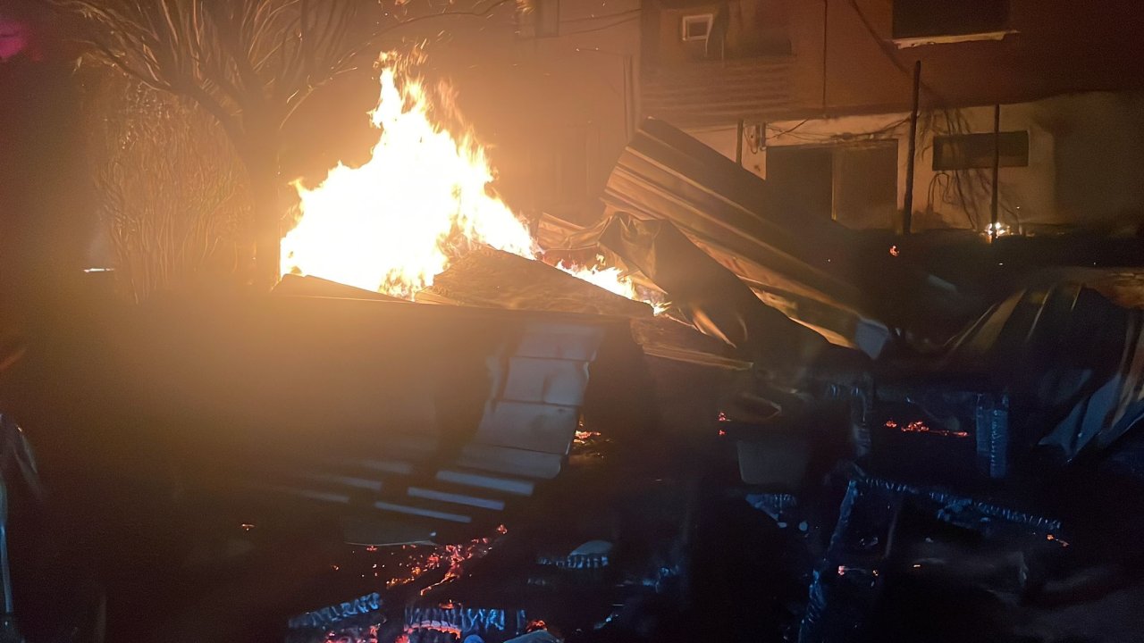 Bursa&#039;da 3 katlı binanın teras katındaki kafede yangın