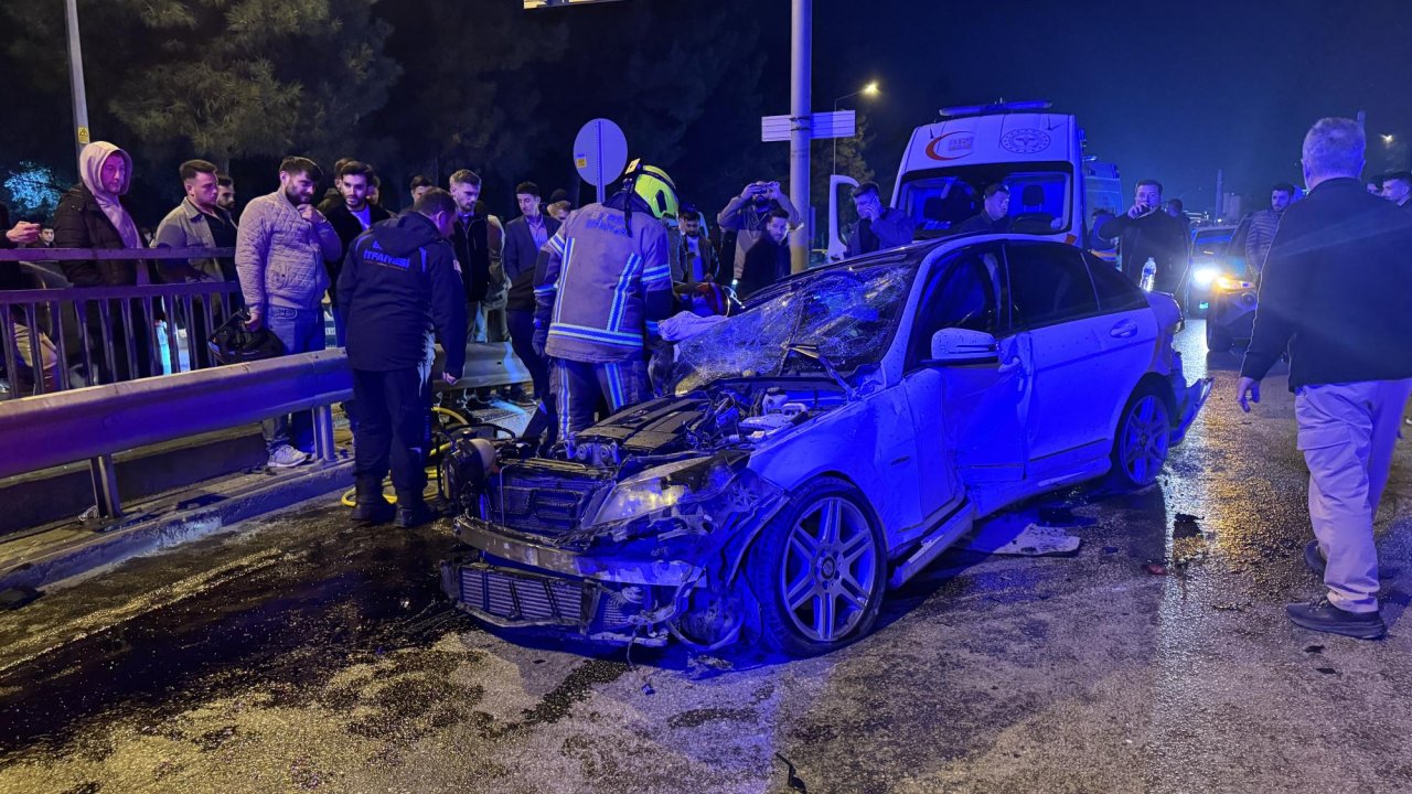 Bursa&#039;da direğe ve servis minibüsüne çarpıp, hurdaya dönen otomobilden hafif yaralı kurtuldular