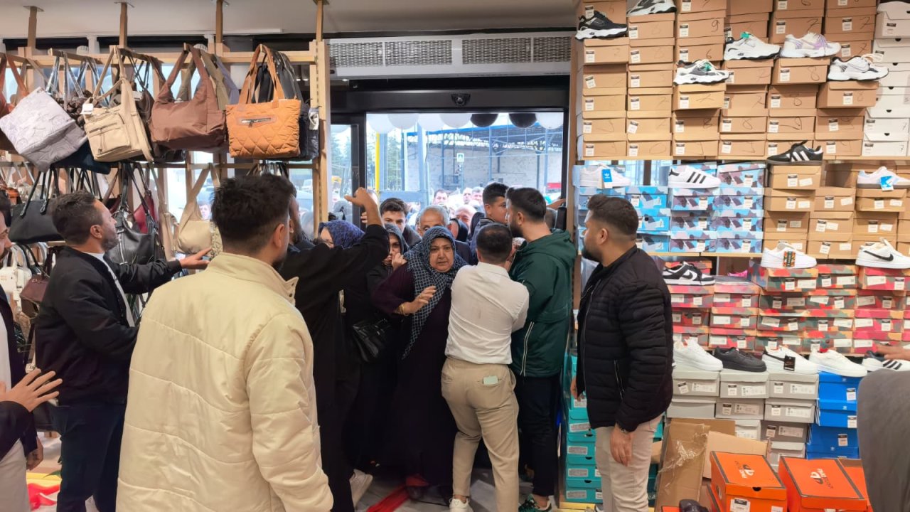 Bursa&#039;da giyim mağazası açılışında izdiham