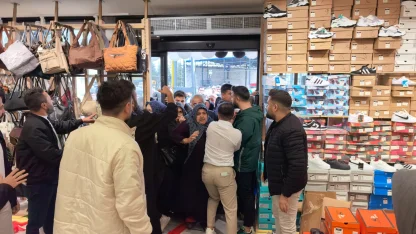 Bursa'da giyim mağazası açılışında izdiham
