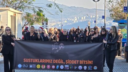Bursa’da kadınlar, siyah kıyafetleriyle şiddete karşı yürüdü