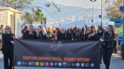 Bursa’da kadınlar, siyah kıyafetleriyle şiddete karşı yürüdü
