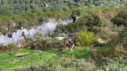 Bursa'da kağıt yüklü kamyon, uçuruma yuvarlandı: 2 ölü