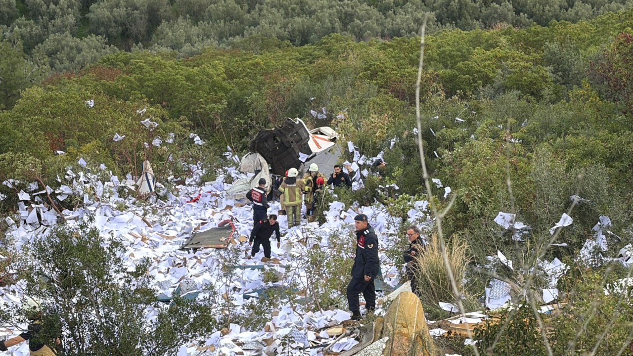 Bursa&#039;da kağıt yüklü TIR, uçurumdan yuvarlandı: 2 ölü