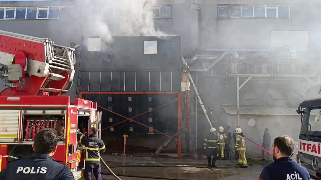 Bursa&#039;da mobilya fabrikasında yangın; 1 işçi yaralı