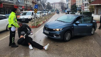 Bursa'da otomobil ile çarpışan motosikletin sürücüsü yaralandı