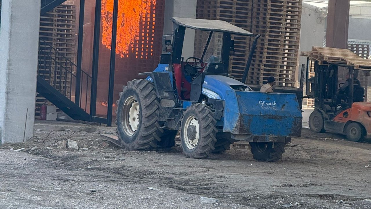 Bursa&#039;da palet fabrikasında yangın; 1 yaralı