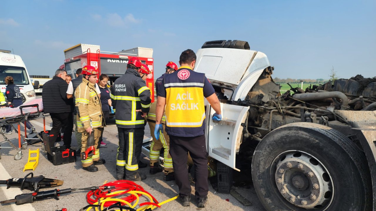Bursa&#039;da süt tankeri TIR&#039;a arkadan çarptı: 1 yaralı